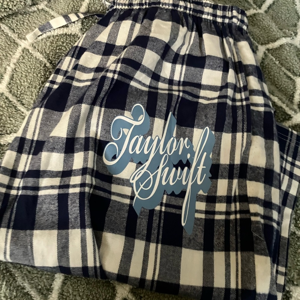 Taylor Swift Fearless Pajama bottoms size xl NEW never worn
